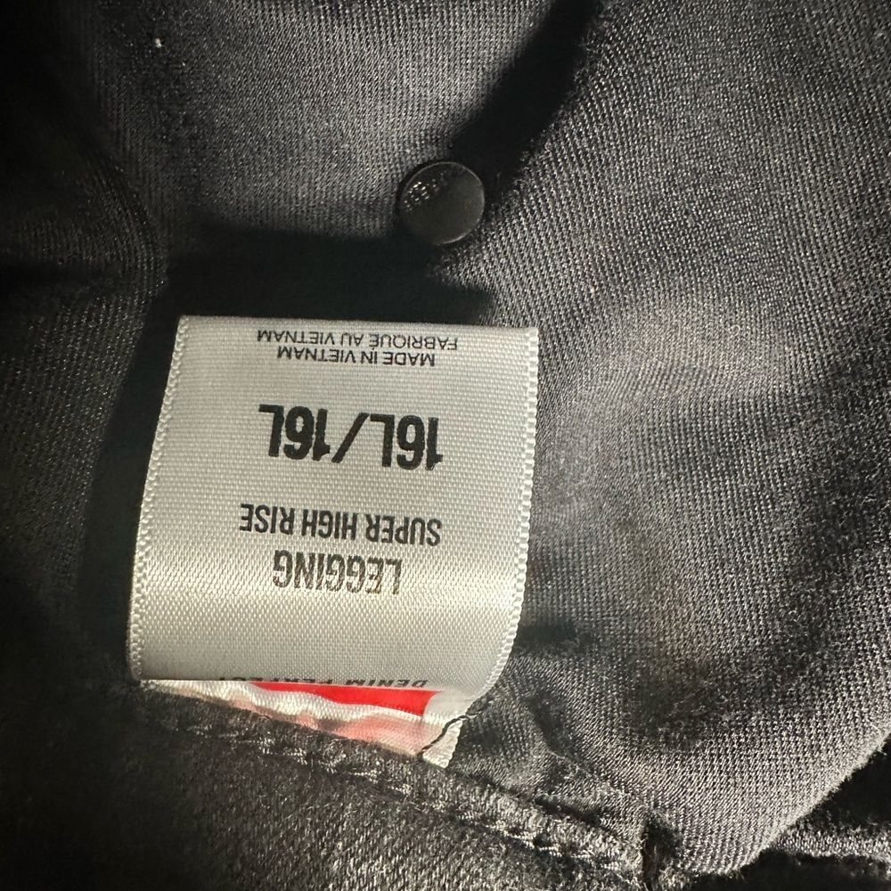 EUC Express Women’s High Waisted Black Wash Denim Jeans Front Button Accent - 16 - Picture 4 of 8